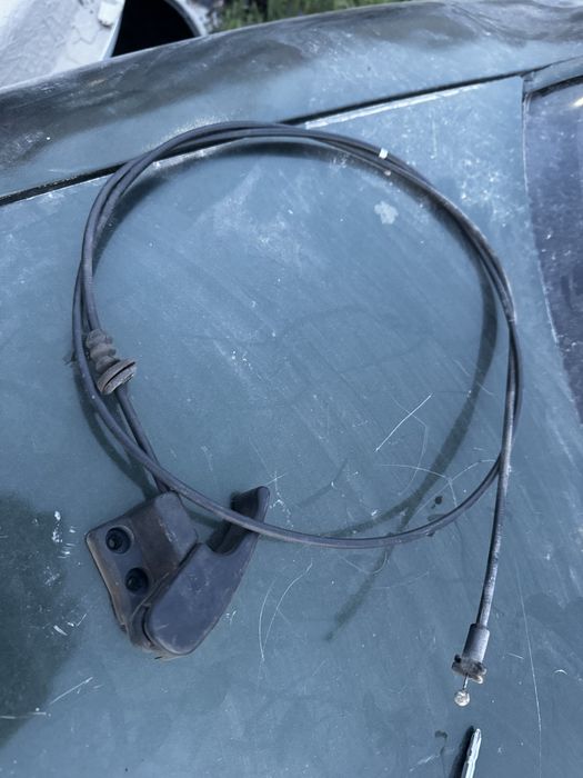 Трос капота на Volkswagen Golf три