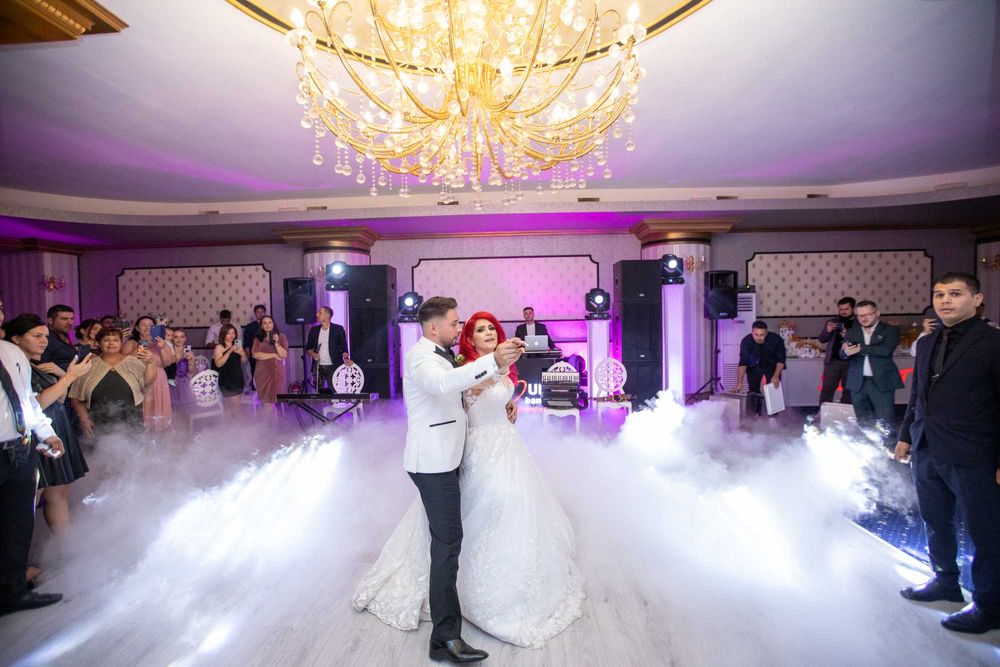 DJ,soliști muzică live,Foto-Video,spectacol de lumini,fum și baloane!