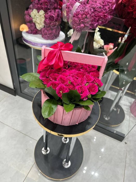 Savatli gullar korzinkali gullar tabiiy atirgul