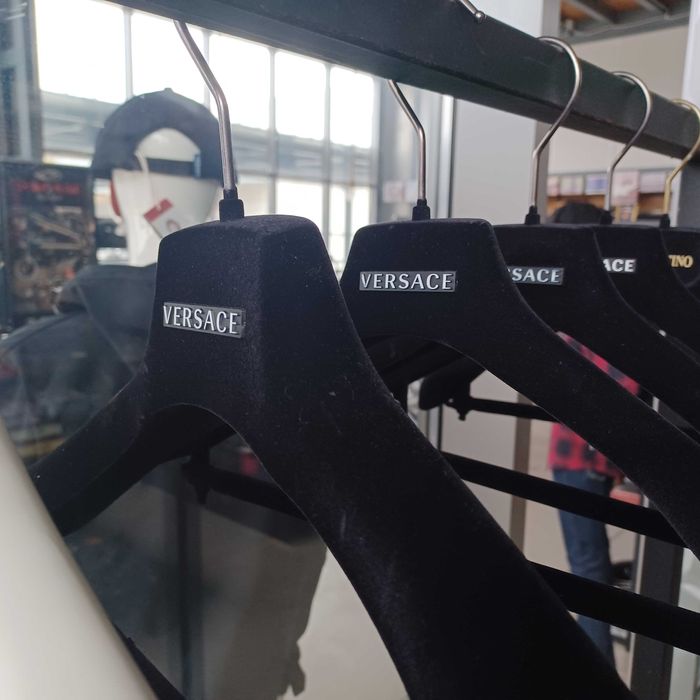 Маркови закачалки за дрехи.