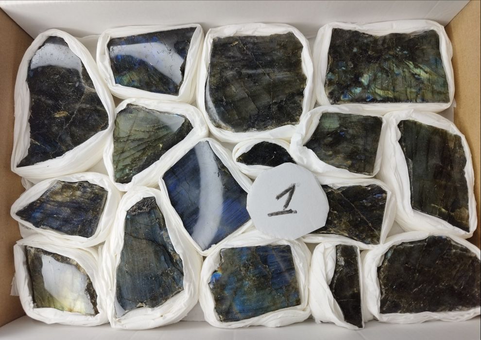 Минерали във кутии 23х30см