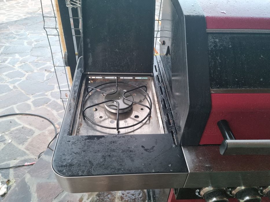 Gratar pe gaz cu 4 arzatoare