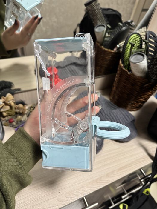 Отдам кормушку для попугаев