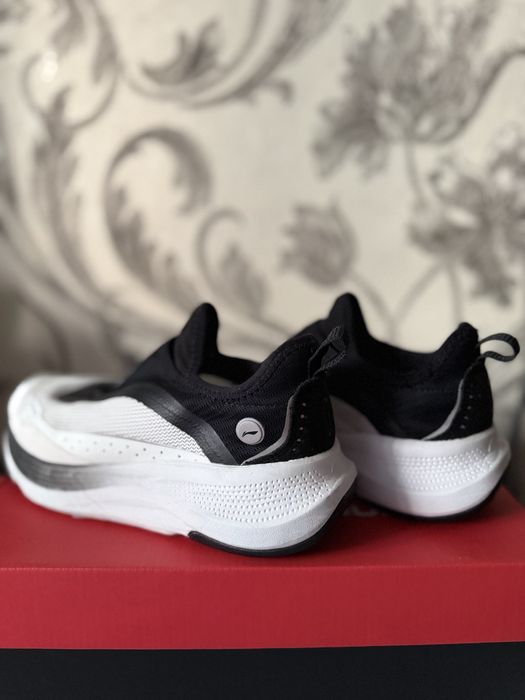 Кроссовки женские