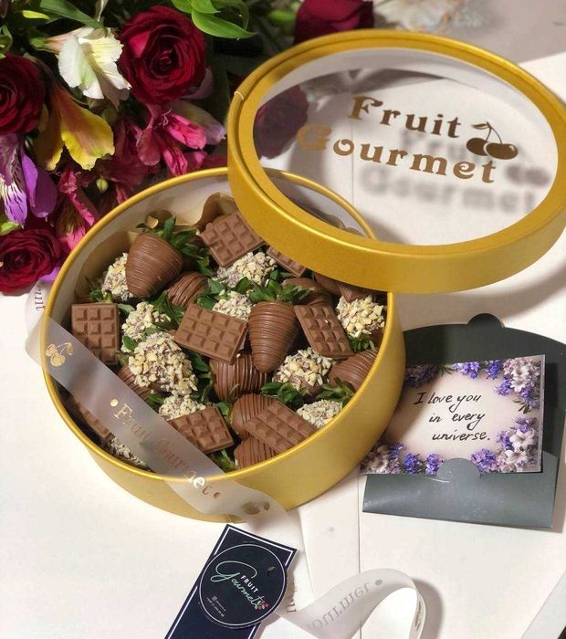 Клубника в шоколаде — потому что классика всегда в моде! Подарки.