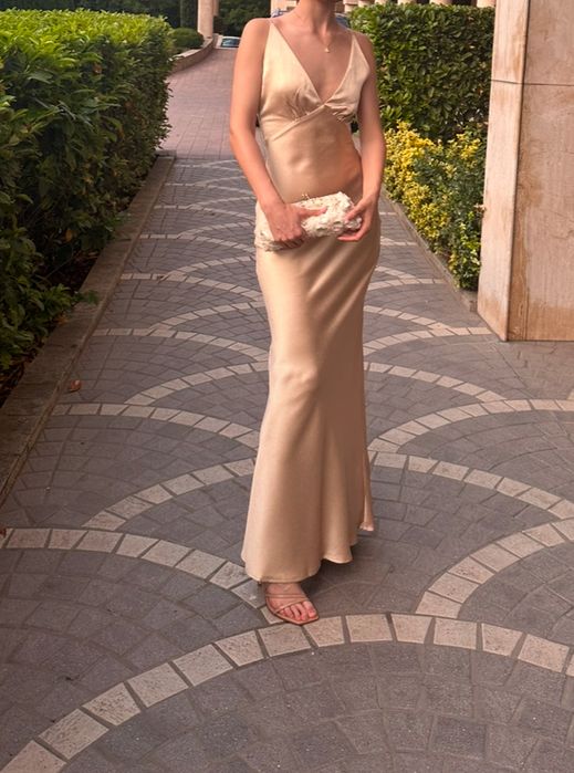 Дълга сатенена рокля