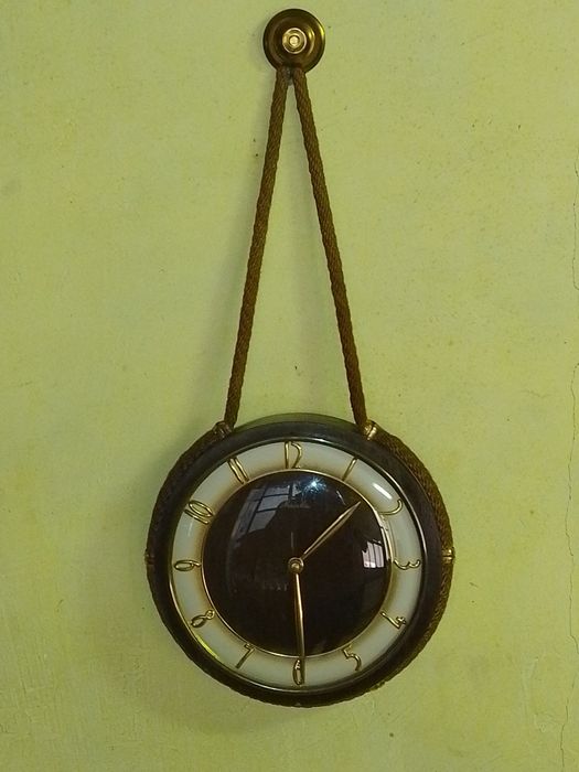 Стар Германски Стенен Механичен Часовник -Маите.-Работи точно.