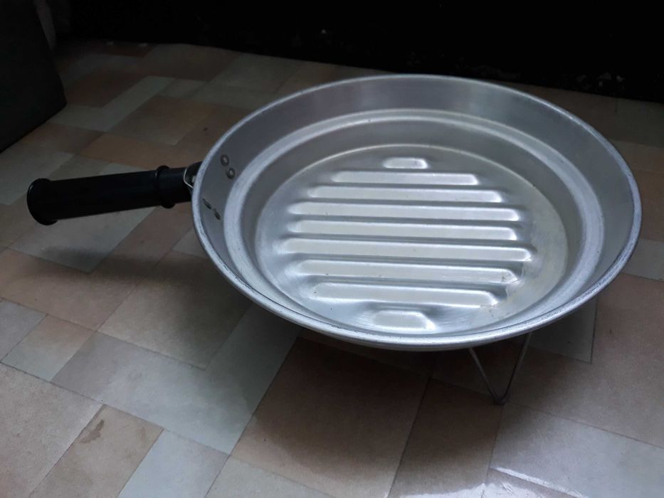 Тигани два различни модела ,стъклена фруктиера