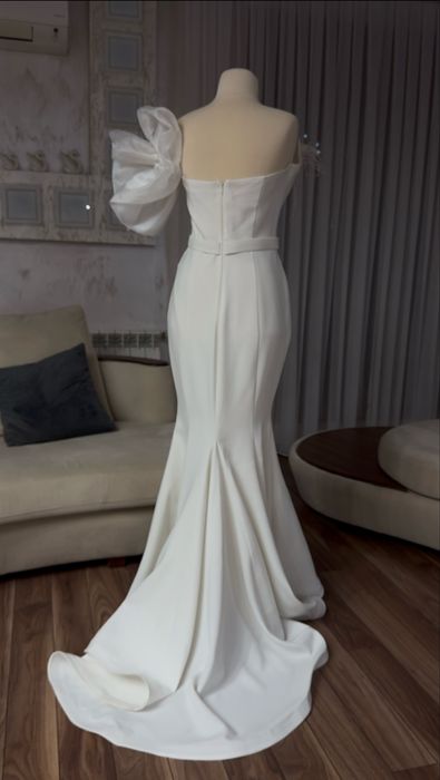 Луксозна елегантна рокля с пера и блясък