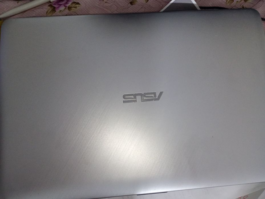 Laptop Asus  cu Windows 11