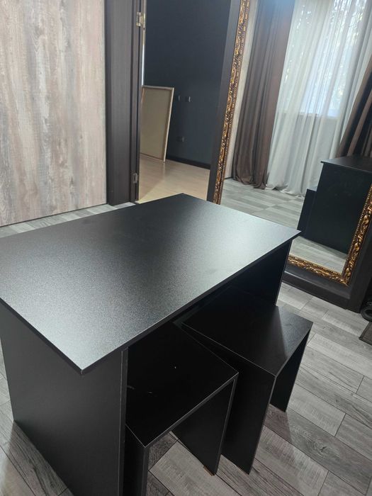 Продам кухонный стол 4 стула, чёрные, новые.