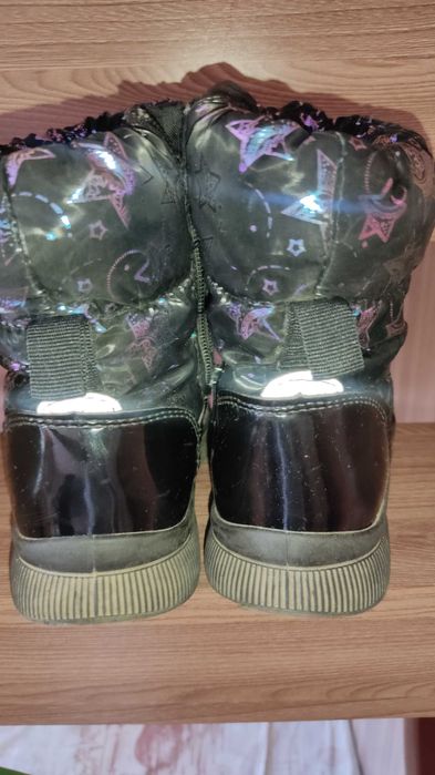 Продам зимние ботинки( обувь) на девочку. 28 размер