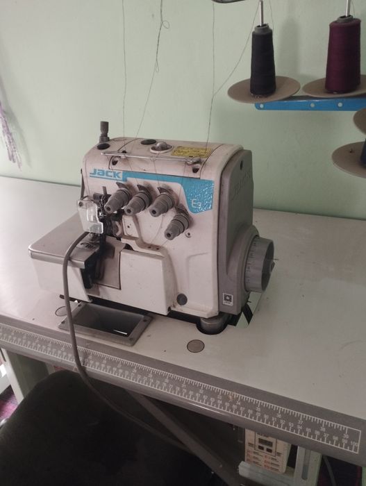 Averlok JAK tikuv mashinasi elektron