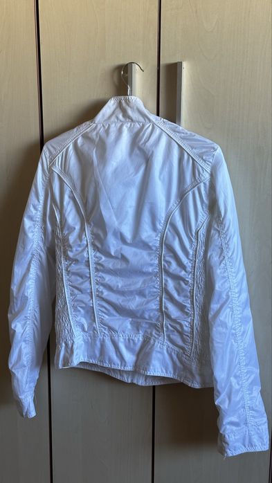 Спортно дамско яке ветровка