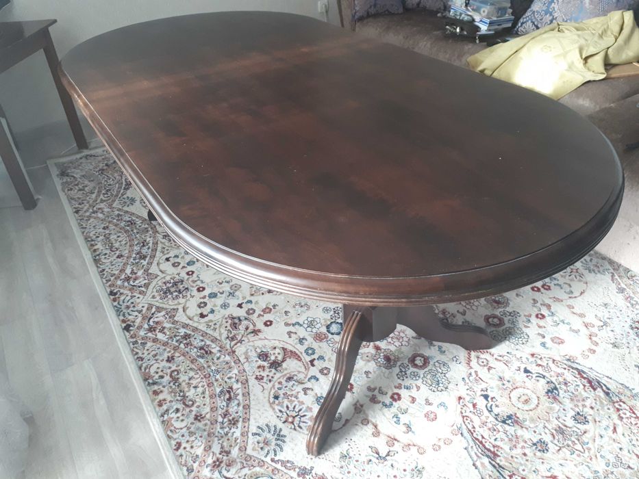 Стол и стулья в гостиную