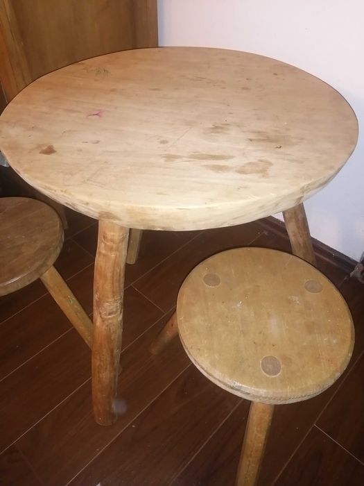 masa lemn rotunda sau dreptunghiulara cu 3 scaune cu 3 picioare