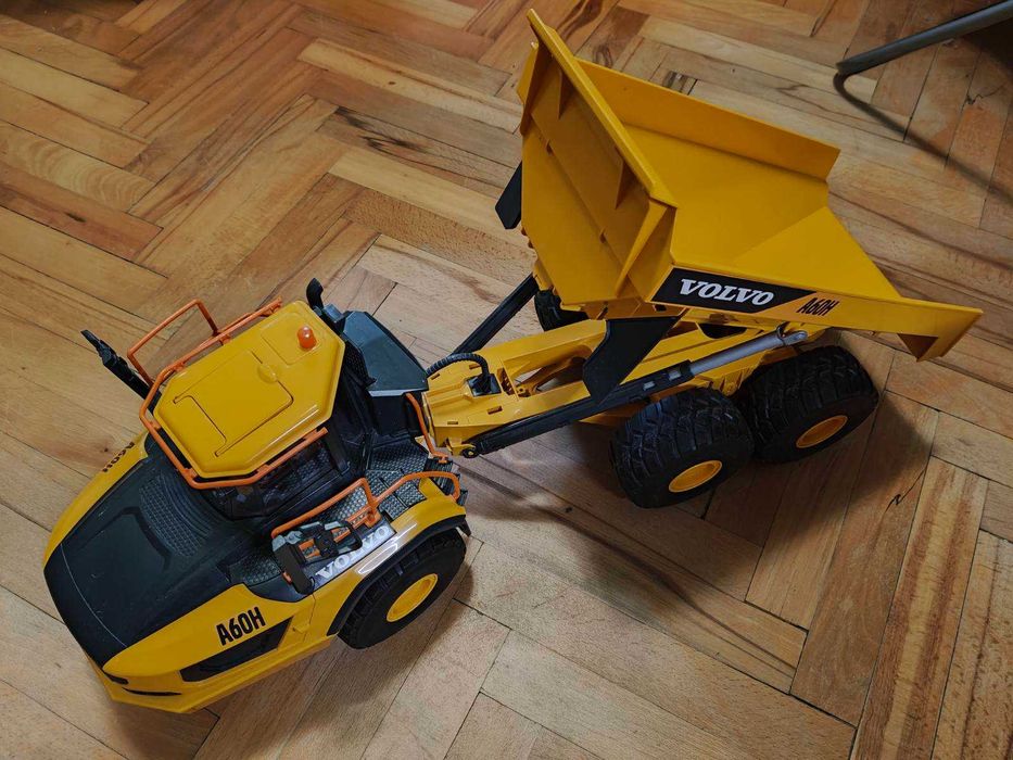 Детска играчка - самосвал VOLVO на марката BURDER