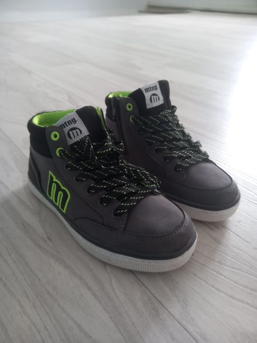 Продам осенние ботинки для мальчика р.31