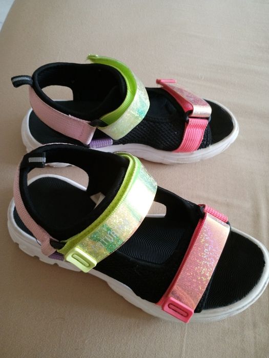 Продам сандалии на девочку