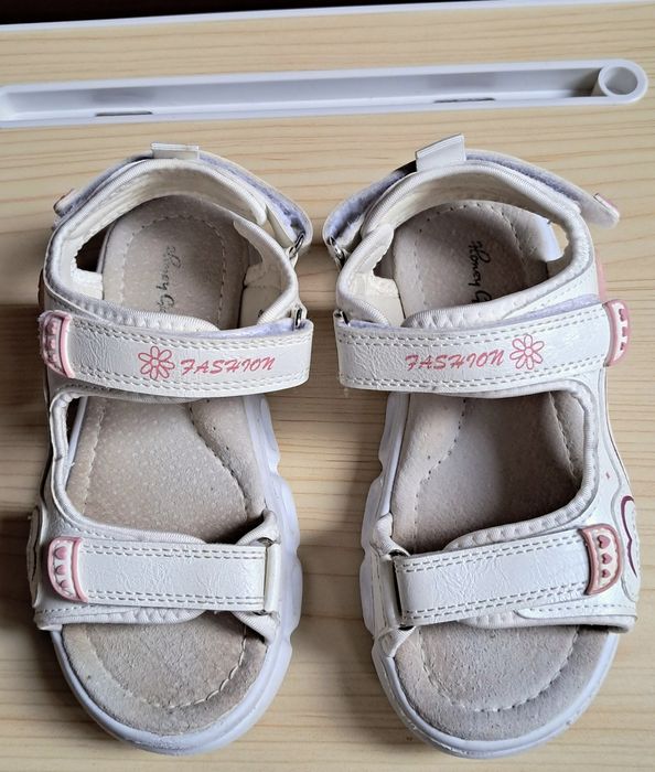 Продаются детские босоножки.
