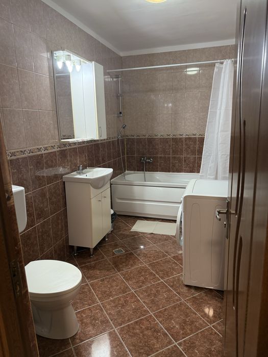 Inchiriez apartament cu o camera + loc de parcare Floresti