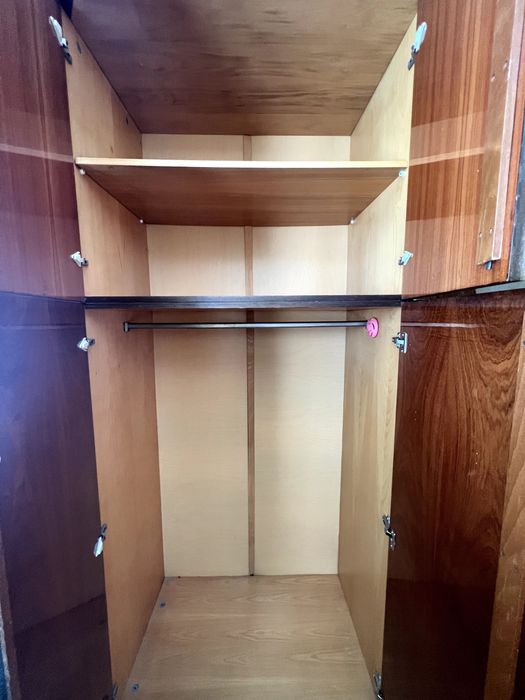 Комплект  за спалня (гардероб, тоалетка и две нощни шкафчета)