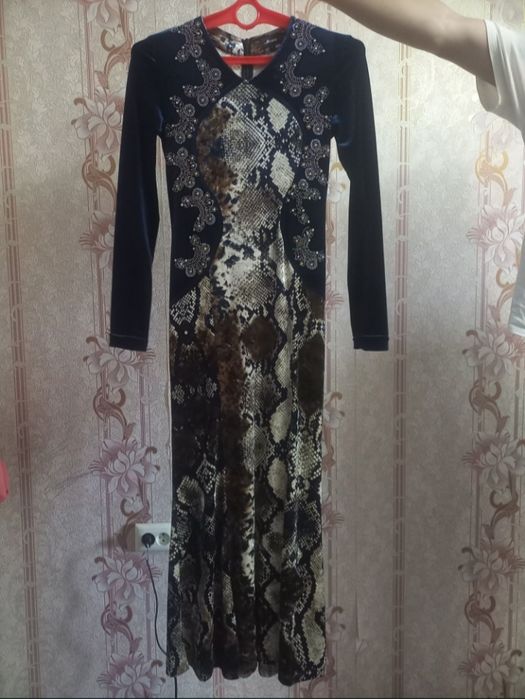 Ayollar oqshom libosi sotiladi