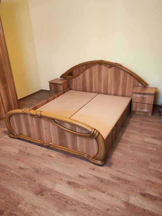 Set complet mobilier dormitor – Șifonier, pat matrimonial și comodă cu oglindă (NEGOCIABIL)
