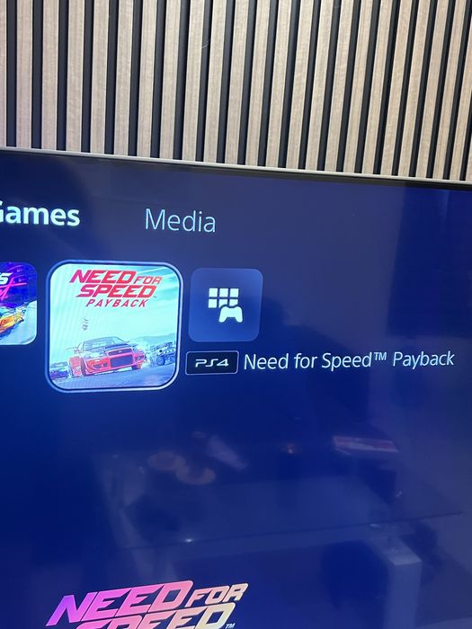 PlayStation 4 Limited Edition God of War + 2 джойстика + 7 игри