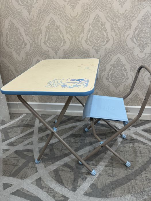 Детский стол и стулья