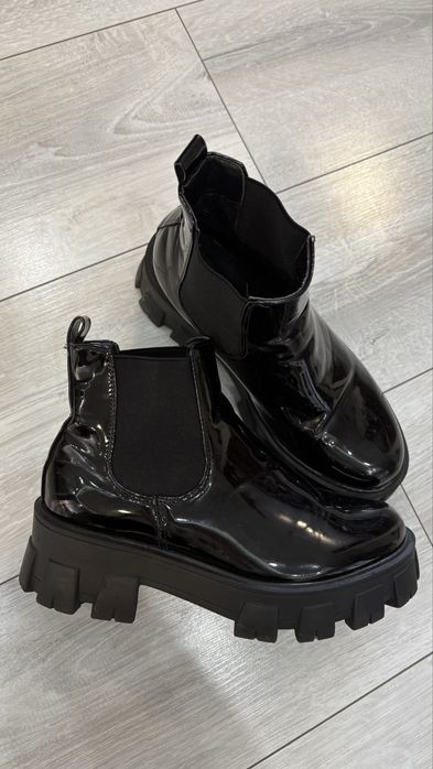 Дамски боти в черен лак