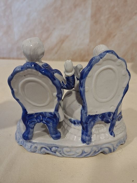 Порцеланови фигурки и кутия