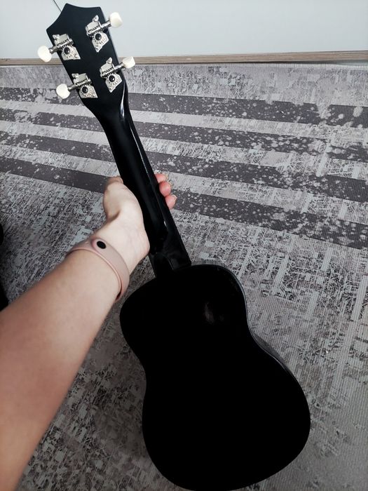 Продам укулеле черного цвета