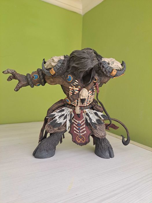 Фигури от играта World of Warkraft и плакати Batman, RIVERDALE