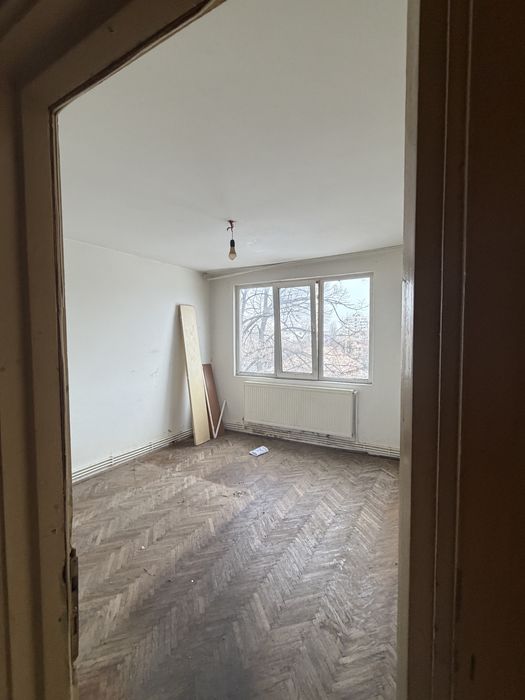 Apartament 2 camere, necesita renovare totala – lângă Liceul Pedagogic
