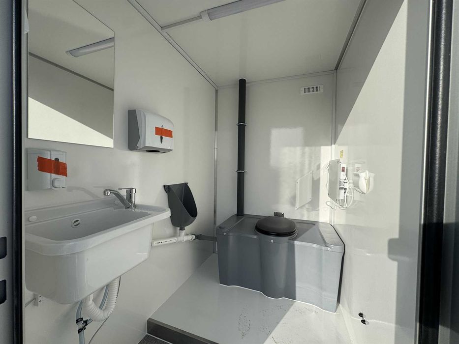 Remorcă sanitară Tomplan TWC25.01.01, 750 kg – WC mobil – 2 cabine nouă