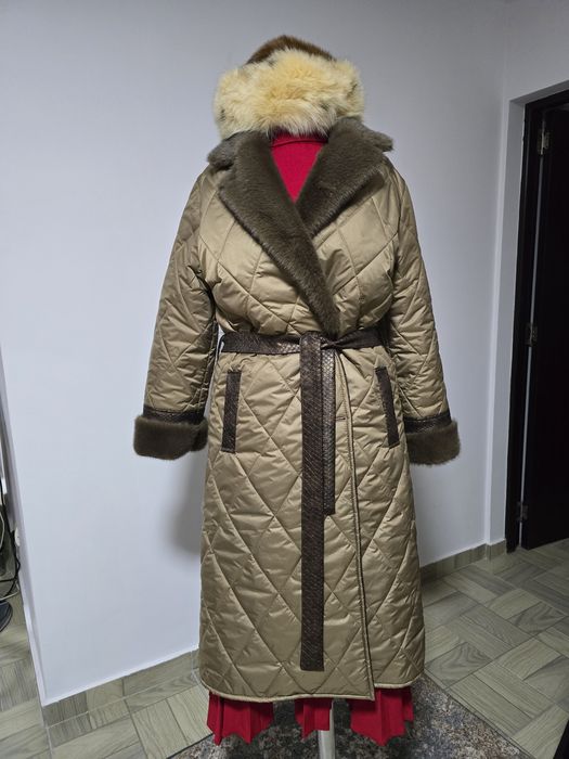 Geaca cu guler din blana moale, cordon propriu în talie