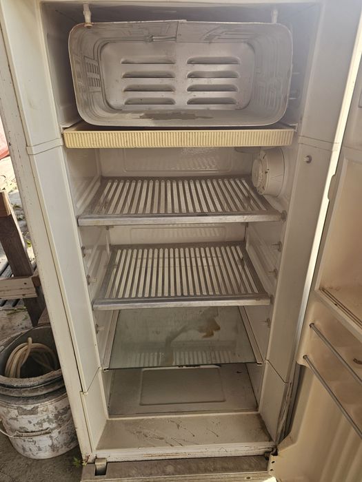 Холодильник сотилади