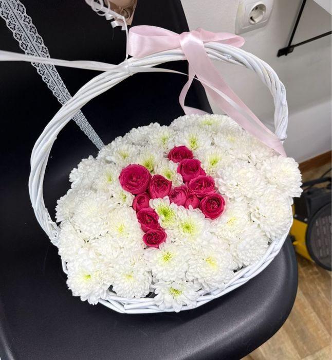 цветы в корзине с буквой