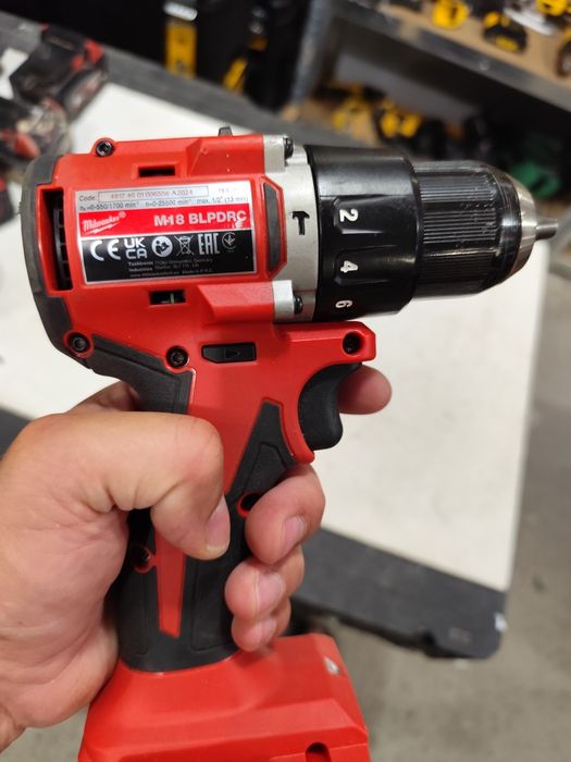 Топ модел безчетков винтоверт с удър Милуоки Milwaukee M18 BLPDRC + 4A