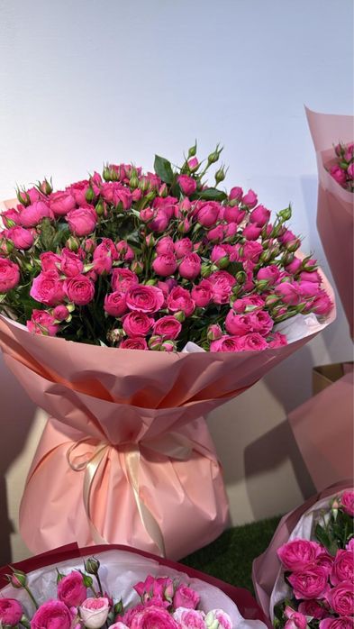 Малиновые кустовые розы