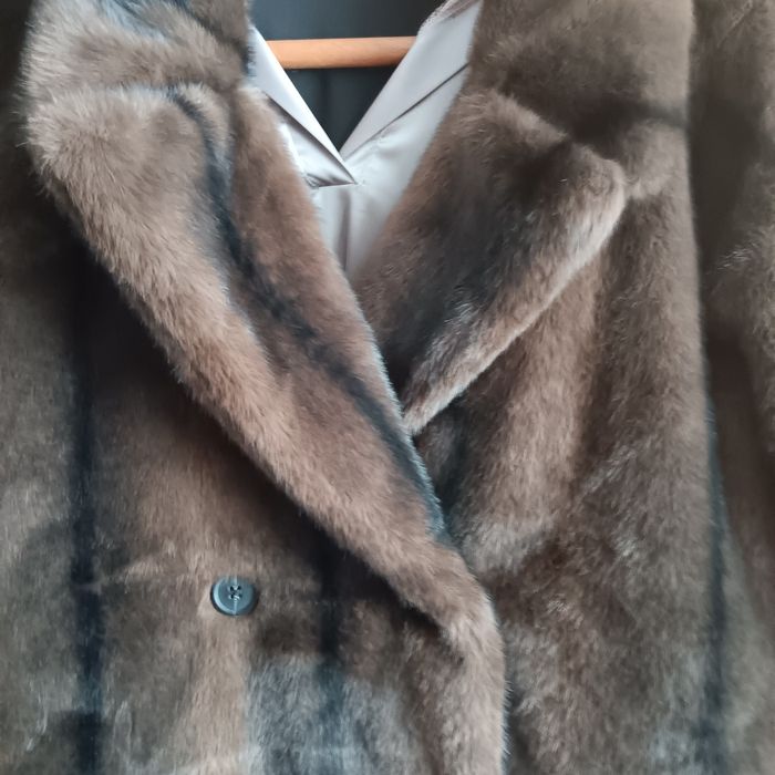 Haina blana sintetica NOUA fara eticheta