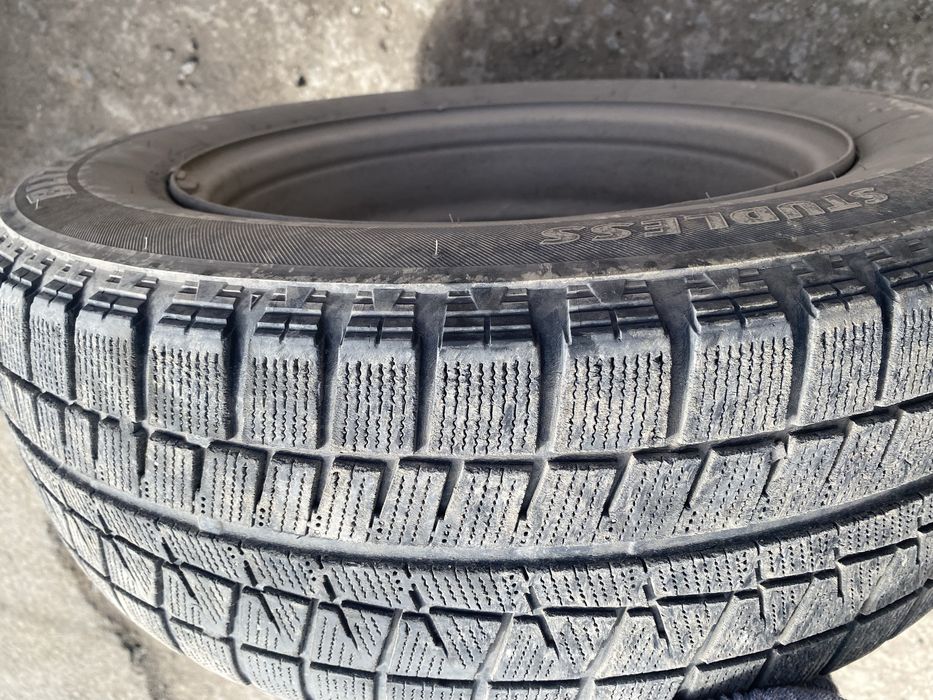 Продаются зимние шины Bridgestone 215/60r16