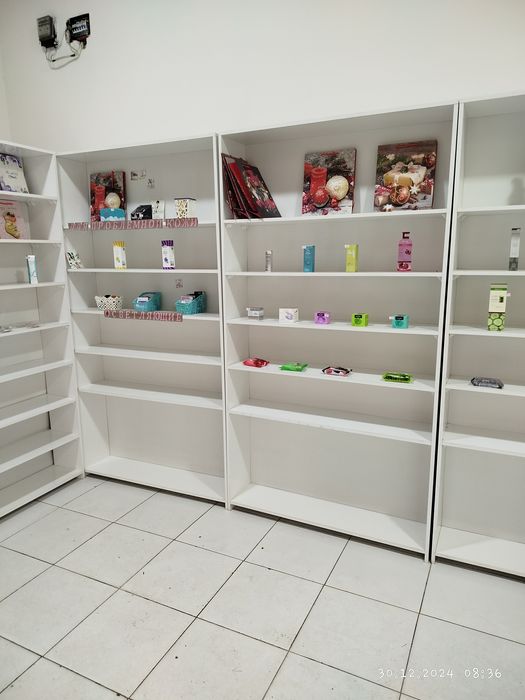 Продаются шкафы для магазина. В хорошем состоянии. Высота 2 метра .