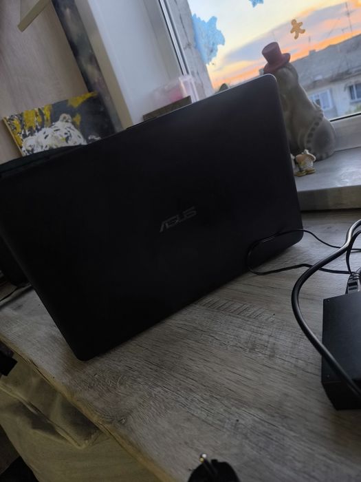 Продам ноутбук asus срочно