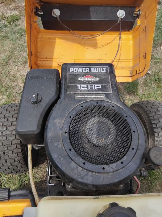 Vând tractoras tuns gazon.