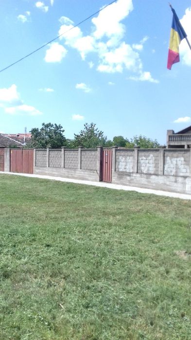 Vând vilă la roșu sau schimb cu apartament