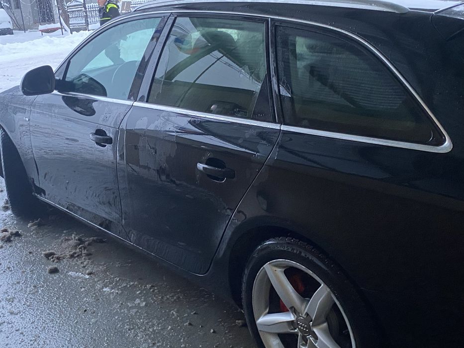 Portiera usa fata spate / sanga dreapta Audi a4b8 culoare LY9B