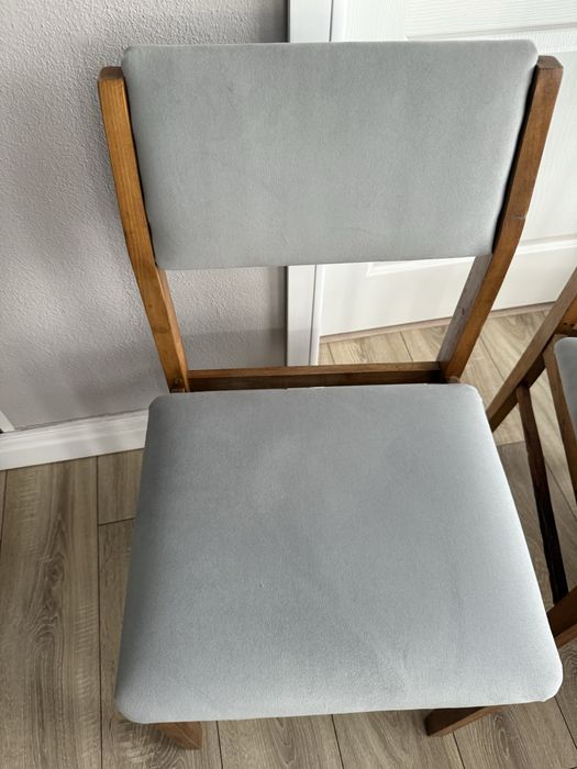 Scaune din lemn finute , material bun