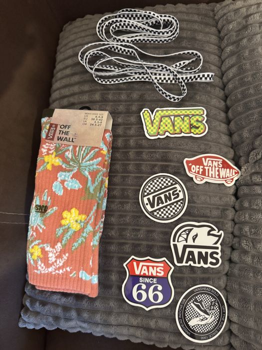 Чорапи VANS, подарък връзки за обувки и стикери